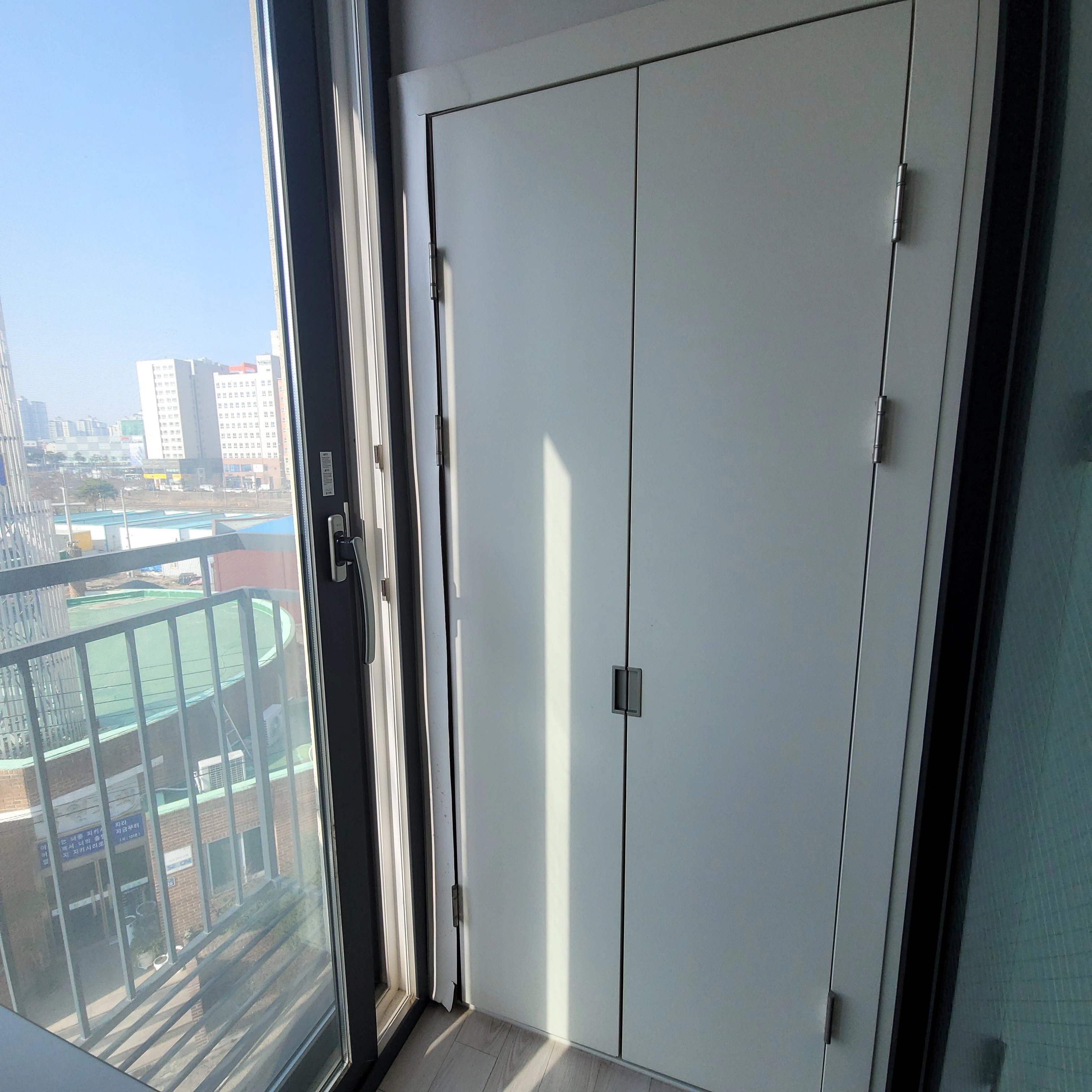 누수로 뒤틀린 벽장 문틀 교체 전